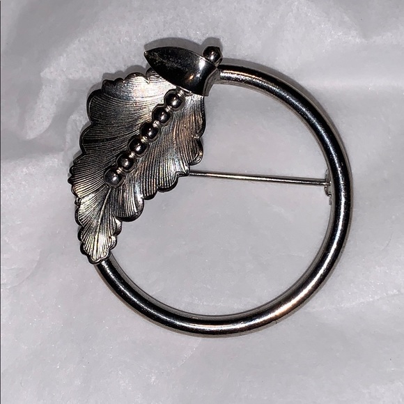 Minimalist circle/leaf brooch statement piece - Picture 1 of 8